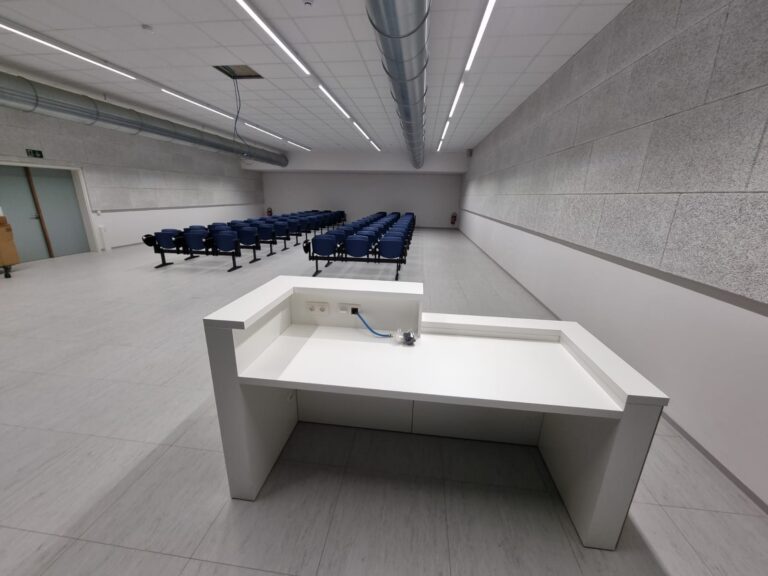 meubels in vergaderzaal gemonteerd door Uncia bv uit Halle voor fabrikant